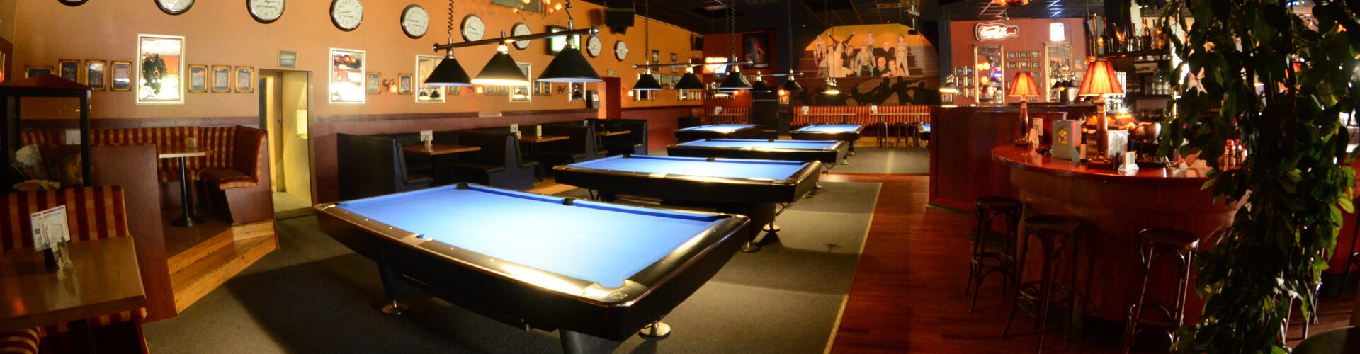 Mehrere Turnier-Billardtische im Sportcafé Victory